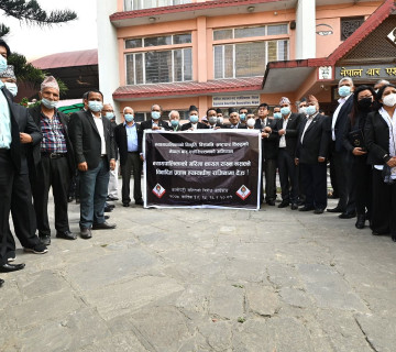 प्रधानन्यायाधीशकाे राजीनामा माग्दै बारले सुरु गर्‍याे धर्ना, संवैधानिक ढंगले हटाउन जबराकाे चुनाैती